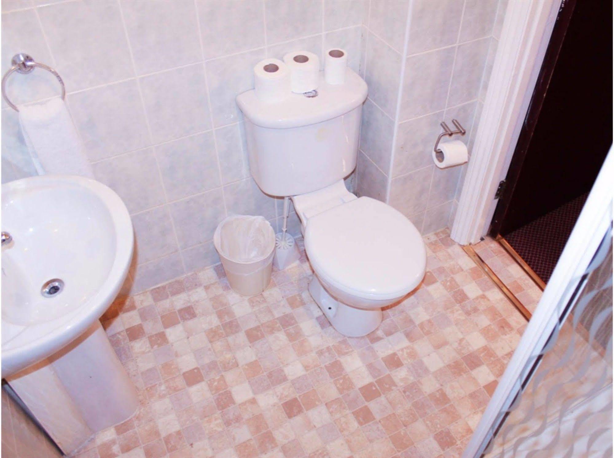 Lampton Guest House Hounslow Bagian luar foto